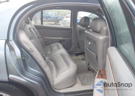 2002 Buick Park Avenue Ultra z USA, uszkodzony, nr VIN 1G4CU541824107015